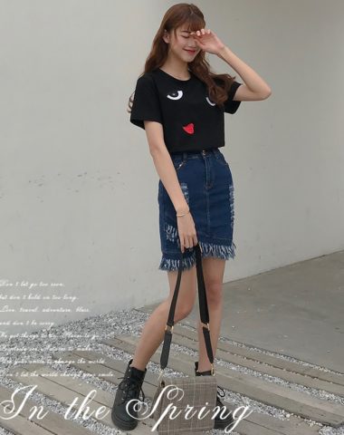 D1946 : Set bộ áo thun thêu mắt + Chân váy Jean ngắn tua rua