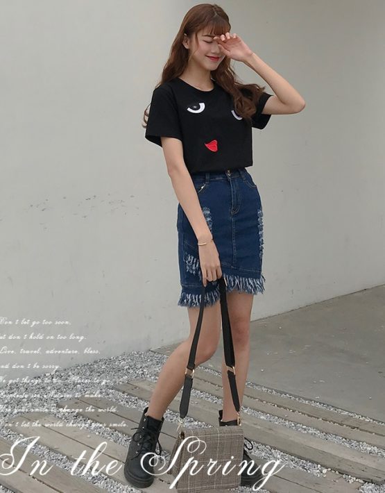 D1946 : Set bộ áo thun thêu mắt + Chân váy Jean ngắn tua rua