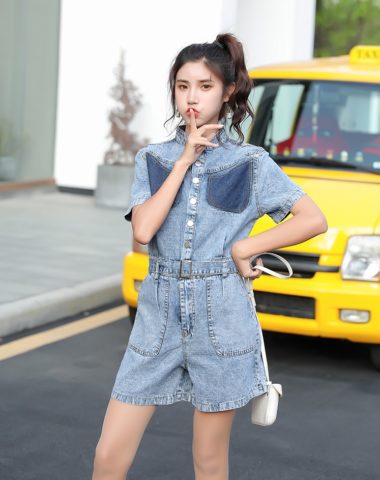 D19116 : Jumsuit Jean cổ 3 phân cài nút 2 túi trước ngực
