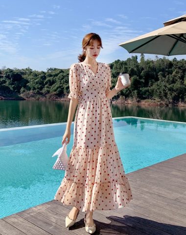 D234 : Đầm voan dài chấm bi cổ chữ V duyên dáng