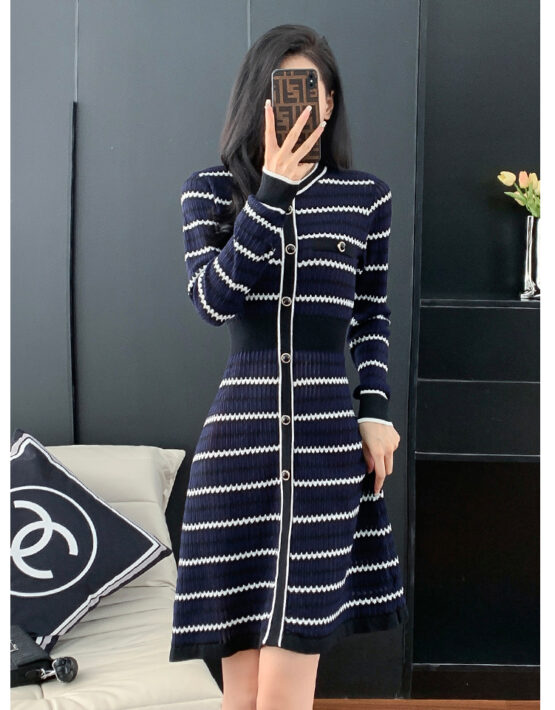 DL224 : Đầm len dệt kim HQ sọc kẻ eo xòe đính nút