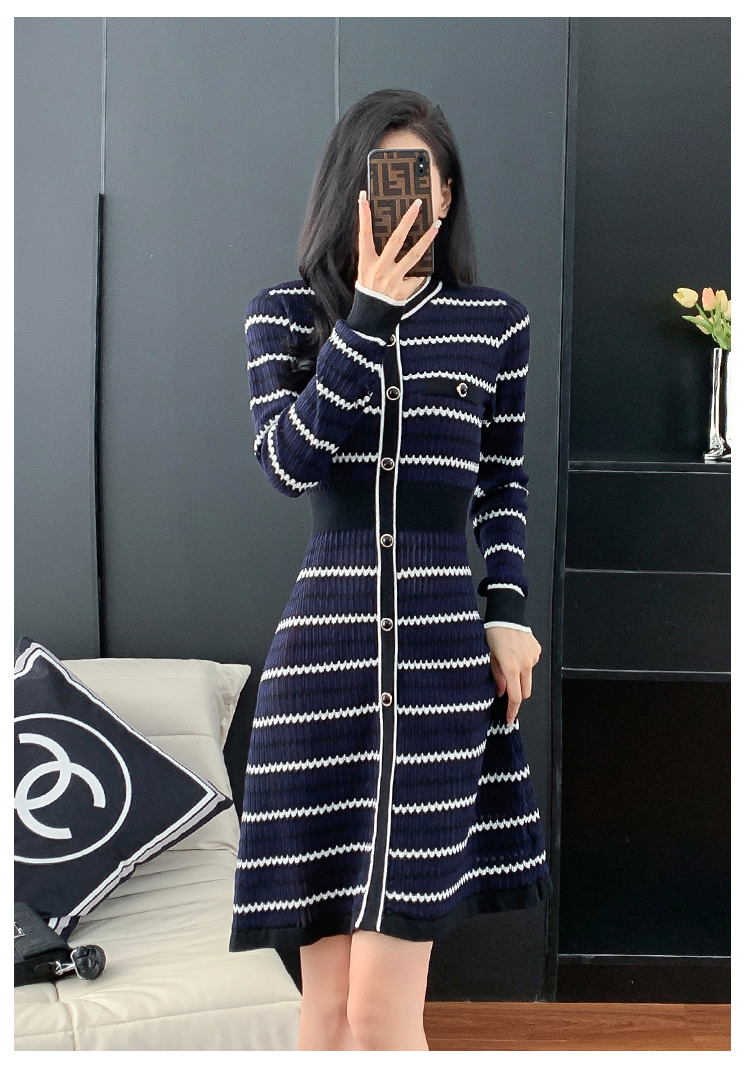 DL224 : Đầm len dệt kim HQ sọc kẻ eo xòe đính nút
