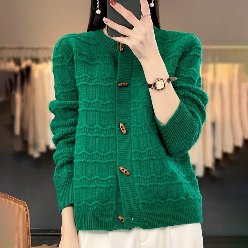 K275 : Áo khoác len dệt kim cổ tròn nút kèn gỗ