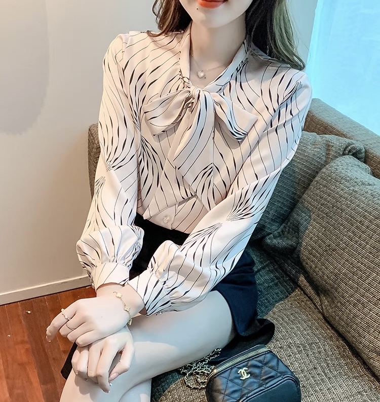 A423 : Áo sơ mi HQ lụa satin sọc vằn cổ thắt nơ dễ thương